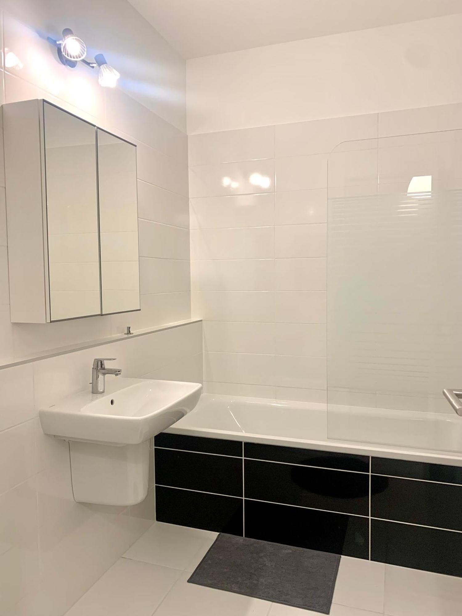 Westside Residence Apartment - Modern & Peaceful - Free Garage! Budapest Bagian luar foto