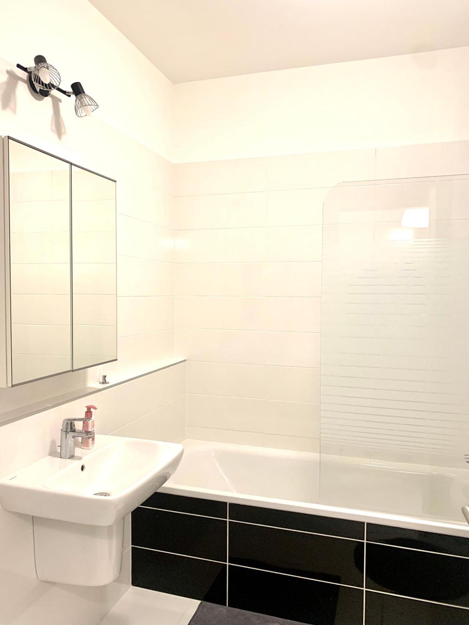 Westside Residence Apartment - Modern & Peaceful - Free Garage! Budapest Bagian luar foto